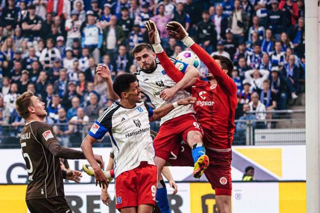 Tor zum 1:0 Ransford-Yeboah Koenigsdoerffer (Hamburger SV, 11), wegen Foul aberkannt, VAR Entscheidung, Videoschiedsrichter, Videobeweis GER, Hamburger SV vs. FC St. Pauli, Fussball, 2. Bundesliga, Spieltag 32, Saison 2023 2024, 03.05.2024 DFL REGULATIONS PROHIBIT ANY USE OF PHOTOGRAPHS AS IMAGE SEQUENCES AND OR QUASI-VIDEO GER, Hamburger SV vs. FC St. Pauli, Fussball, 2. Bundesliga, Spieltag 32, Saison 2023 2024, 03.05.2024 Hamburg