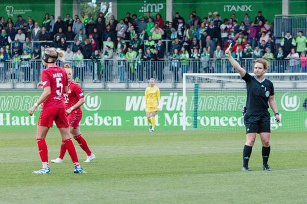 Wolfsburg, Deutschland 03. Mai 2024: 1. BL - Frauen - 2023 2024 - VfL Wolfsburg vs. 1. FC Köln Im Bild: Schiedsrichterin Laura Duske zeigt Celina Degen (Koeln) die Gelbe Karte. DFB regulations prohibit any use of photographs as image sequences and or quasi-video AOK Stadion Niedersachsen Copyright: xFotostandx xNiewelerx