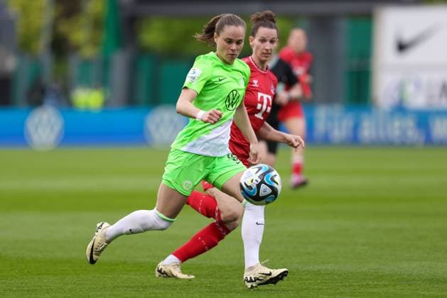 v.li.: Ewa Pajor (VfL Wolfsburg, 9) und Sara Agrez (1. FC Köln, 04) im Laufduell, Zweikampf, Duell, Dynamik, Aktion, Action, Spielszene, DIE DFB-RICHTLINIEN UNTERSAGEN JEGLICHE NUTZUNG VON FOTOS ALS SEQUENZBILDER UND ODER VIDEOÄHNLICHE FOTOSTRECKEN. DFB REGULATIONS PROHIBIT ANY USE OF PHOTOGRAPHS AS IMAGE SEQUENCES AND OR QUASI-VIDEO., 03.05.2024, Wolfsburg (Deutschland), Fussball, Google Pixel Frauen-Bundesliga, VfL Wolfsburg - 1. FC Köln