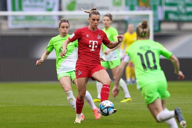 v.li.: Kathrin Hendrich (Kathy, VfL Wolfsburg, 4) und Selina Cerci (1. FC Köln, 29) im Zweikampf, Duell, Dynamik, Aktion, Action, Spielszene, DIE DFB-RICHTLINIEN UNTERSAGEN JEGLICHE NUTZUNG VON FOTOS ALS SEQUENZBILDER UND ODER VIDEOÄHNLICHE FOTOSTRECKEN. DFB REGULATIONS PROHIBIT ANY USE OF PHOTOGRAPHS AS IMAGE SEQUENCES AND OR QUASI-VIDEO., 03.05.2024, Wolfsburg (Deutschland), Fussball, Google Pixel Frauen-Bundesliga, VfL Wolfsburg - 1. FC Köln