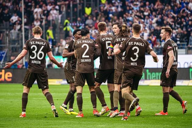Spieler FC St. Pauli diskutieren mit Schiedsrichter Matthias Joellenbeck GER, Hamburger SV vs. FC St. Pauli, Fussball, 2. Bundesliga, Spieltag 32, Saison 2023 2024, 03.05.2024 DFL REGULATIONS PROHIBIT ANY USE OF PHOTOGRAPHS AS IMAGE SEQUENCES AND OR QUASI-VIDEO GER, Hamburger SV vs. FC St. Pauli, Fussball, 2. Bundesliga, Spieltag 32, Saison 2023 2024, 03.05.2024 Hamburg