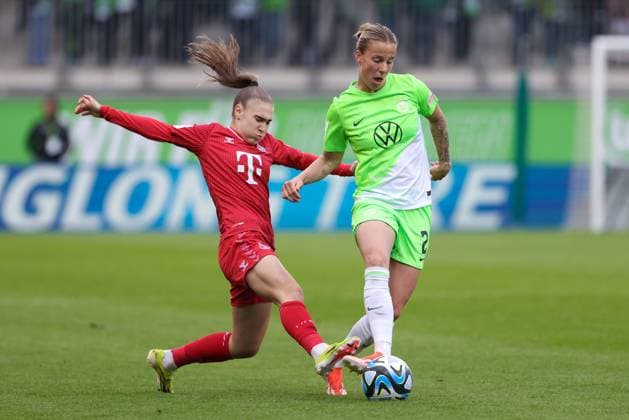 v.li.: Alena Bienz (1. FC Köln, 11) und Lynn Wilms (VfL Wolfsburg, 2) im Zweikampf, Duell, Dynamik, Aktion, Action, Spielszene, DIE DFB-RICHTLINIEN UNTERSAGEN JEGLICHE NUTZUNG VON FOTOS ALS SEQUENZBILDER UND ODER VIDEOÄHNLICHE FOTOSTRECKEN. DFB REGULATIONS PROHIBIT ANY USE OF PHOTOGRAPHS AS IMAGE SEQUENCES AND OR QUASI-VIDEO., 03.05.2024, Wolfsburg (Deutschland), Fussball, Google Pixel Frauen-Bundesliga, VfL Wolfsburg - 1. FC Köln