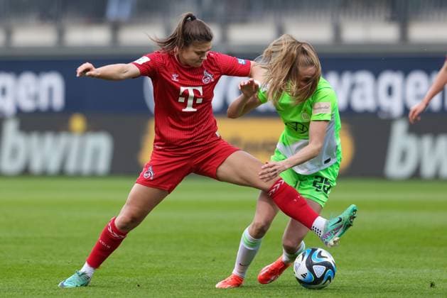v.li.: Martyna Wiankowska (1. FC Köln, 26) und Vivien Endemann (VfL Wolfsburg, 25) im Zweikampf, Duell, Dynamik, Aktion, Action, Spielszene, DIE DFB-RICHTLINIEN UNTERSAGEN JEGLICHE NUTZUNG VON FOTOS ALS SEQUENZBILDER UND ODER VIDEOÄHNLICHE FOTOSTRECKEN. DFB REGULATIONS PROHIBIT ANY USE OF PHOTOGRAPHS AS IMAGE SEQUENCES AND OR QUASI-VIDEO., 03.05.2024, Wolfsburg (Deutschland), Fussball, Google Pixel Frauen-Bundesliga, VfL Wolfsburg - 1. FC Köln