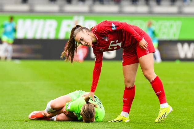 Fußball I Frauen I Saison 2023-2024 I Bundesliga I 20. Spieltag I VfL Wolfsburg - 1. FC Köln I 03.05.2024 Foul von Alena Bienz (11, 1. FC Köln) an Alexandra Popp (11, VfL Wolfsburg), Bienz mit der Geste der Entschuldigung an Popp Wolfsburg AOK Stadion Niedersachsen Deutschland Copyright: xLobeca InesxHähnelx