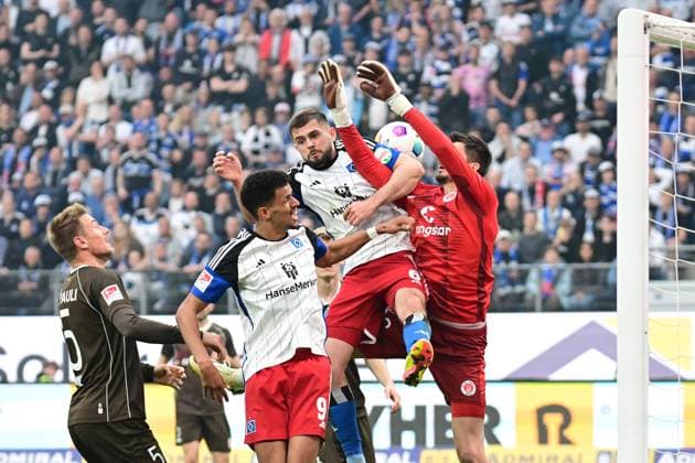 Fußball I Herren I 2023-2024 I 2. Bundesliga I 32. Spieltag I Hamburger SV - FC St. Pauli I 3.5.2024 Lukasz Poreba (6, Hamburger SV) bedrängt Nikola Vasilj (22, FC St. Pauli) - nach VAR kein Tor Hamburg Volksparkstadion Hamburg Deutschland