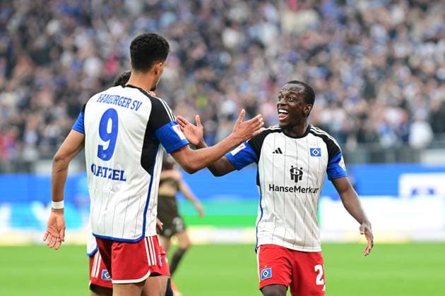Fußball I Herren I 2023-2024 I 2. Bundesliga I 32. Spieltag I Hamburger SV - FC St. Pauli I 3.5.2024 Jubel, Begeisterung, Enthusiasmus, Euphorie, Freude, Glücksgefühl, Heiterkeit bei: Jean-Luc Dompe (27, Hamburger SV) Hamburg Volksparkstadion Hamburg Deutschland