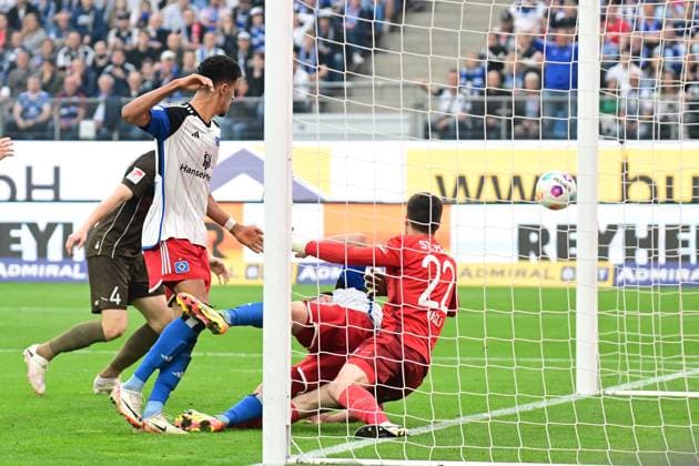 Fußball I Herren I 2023-2024 I 2. Bundesliga I 32. Spieltag I Hamburger SV - FC St. Pauli I 3.5.2024 Der Ball. Ist drin - trotzdem kein Tor Nikola Vasilj (22, FC St. Pauli) schaut hiunterher Hamburg Volksparkstadion Hamburg Deutschland