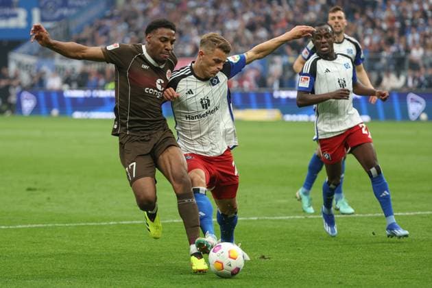 2. Bundesliga - Hamburger SV - FC St. Pauli am 03.05.2024 im Volksparkstadion in Hamburg Oladapo Afolayan (St. Pauli 17) gegen Miro Muheim (Hamburger SV 28)