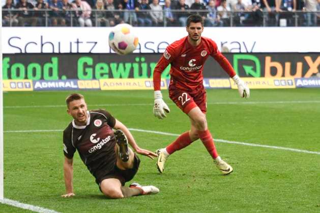 GER; 2. FBL,, Hamburger SV vs FC St.Pauli 03.05.2024, Volksparkstadion, Hamburg, GER; 2. FBL, Hamburger SV vs FC St.Pauli im Bild Karol Mets (Pauli 03) und Torhueter Nikola Vasilj (Pauli 22) wehren einen Ball ab