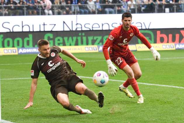 GER; 2. FBL,, Hamburger SV vs FC St.Pauli 03.05.2024, Volksparkstadion, Hamburg, GER; 2. FBL, Hamburger SV vs FC St.Pauli im Bild Karol Mets (Pauli 03) und Torhueter Nikola Vasilj (Pauli 22) wehren einen Ball ab