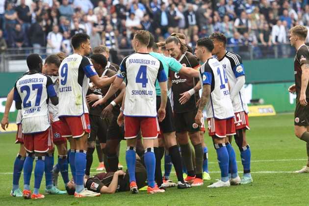 GER; 2. FBL,, Hamburger SV vs FC St.Pauli 03.05.2024, Volksparkstadion, Hamburg, GER; 2. FBL, Hamburger SV vs FC St.Pauli im Bild Robert Glatzel (Hamburg 09) foult Manolis Saliakas (Pauli 02) und schiesst ein Tor. Es entsteht ein Tumult.