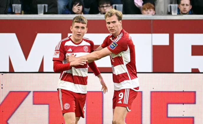 Fussball, 2. Bundesliga, Deutschland, Herren, Saison 2023 2024, 32. Spieltag, Merkur-Spiel-Arena Düsseldorf, Fortuna Düsseldorf - 1. FC Nürnberg; Jubel Isak Bergmann Johannesson (F95) nach seinem Tor zum 3:1. Jubel, Freude, Aktion. DFB DFL REGULATIONS PROHIBIT ANY USE OF PHOTOGRAPHS AS IMAGE SEQUENCES AND OR QUASI-VIDEO