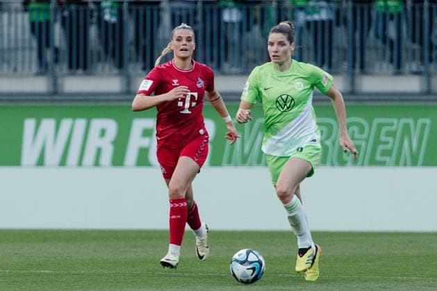 Wolfsburg, Deutschland 03. Mai 2024: 1. BL - Frauen - 2023 2024 - VfL Wolfsburg vs. 1. FC Köln Im Bild: v. li. im Zweikampf Selina Cerci (Koeln) und Dominique Jansen (Wolfsburg) DFB regulations prohibit any use of photographs as image sequences and or quasi-video AOK Stadion Niedersachsen Copyright: xFotostandx xNiewelerx