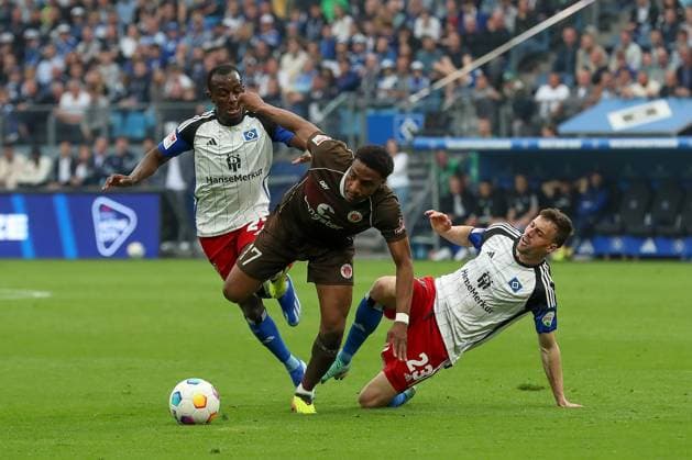03.05.2024, xtgx, Fussball - 2.Bundesliga, Hamburger SV - FC St.Pauli emspor, v.l. Jean Luc Dompe (HSV, 27), Oladapo Afolayan (St Pauli, 17), Jonas Meffert (HSV, 23) Zweikampf, Duell, Kampf, tackle (DFL DFB REGULATIONS PROHIBIT ANY USE OF PHOTOGRAPHS as IMAGE SEQUENCES and or QUASI-VIDEO) Hamburg