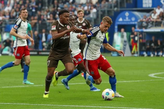 03.05.2024, xtgx, Fussball - 2.Bundesliga, Hamburger SV - FC St.Pauli emspor, v.l. Christian Joe Conteh (Osnabrueck, 17), Miro Muheim (HSV, 28) Zweikampf, Duell, Kampf, tackle (DFL DFB REGULATIONS PROHIBIT ANY USE OF PHOTOGRAPHS as IMAGE SEQUENCES and or QUASI-VIDEO) Hamburg