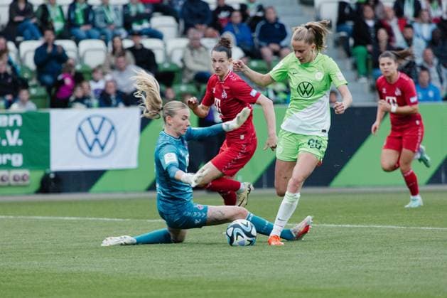 Wolfsburg, Deutschland 03. Mai 2024: 1. BL - Frauen - 2023 2024 - VfL Wolfsburg vs. 1. FC Köln Im Bild: Vivien Endemann (Wolfsburg) macht das Tor zum 5:1 DFB regulations prohibit any use of photographs as image sequences and or quasi-video AOK Stadion Niedersachsen Copyright: xFotostandx xNiewelerx