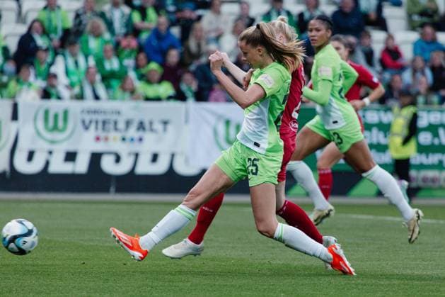 Wolfsburg, Deutschland 03. Mai 2024: 1. BL - Frauen - 2023 2024 - VfL Wolfsburg vs. 1. FC Köln Im Bild: Vivien Endemann (Wolfsburg) macht das Tor zum 5:1 DFB regulations prohibit any use of photographs as image sequences and or quasi-video AOK Stadion Niedersachsen Copyright: xFotostandx xNiewelerx