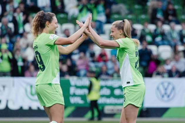 Wolfsburg, Deutschland 03. Mai 2024: 1. BL - Frauen - 2023 2024 - VfL Wolfsburg vs. 1. FC Köln Im Bild: v.li. Fenna Kalma (Wolfsburg) jubelt mit Vivien Endemann (Wolfsburg) nach ihrem Tor zum5:1 DFB regulations prohibit any use of photographs as image sequences and or quasi-video AOK Stadion Niedersachsen Copyright: xFotostandx xNiewelerx