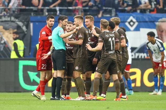 03.05.2024, xtgx, Fussball - 2.Bundesliga, Hamburger SV - FC St.Pauli emspor, v.l. Johannes Eggestein (St Pauli, 11), Jackson Irvine (St Pauli, 7) diskutieren mit Schiedsrichter, Schiri, referee Dr. Matthias Jöllenbeck (DFL DFB REGULATIONS PROHIBIT ANY USE OF PHOTOGRAPHS as IMAGE SEQUENCES and or QUASI-VIDEO) Hamburg