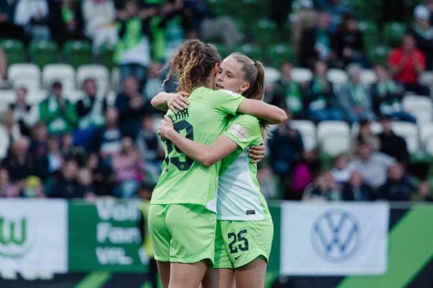 Wolfsburg, Deutschland 03. Mai 2024: 1. BL - Frauen - 2023 2024 - VfL Wolfsburg vs. 1. FC Köln Im Bild: v.li. Fenna Kalma (Wolfsburg) jubelt mit Vivien Endemann (Wolfsburg) nach ihrem Tor zum5:1 DFB regulations prohibit any use of photographs as image sequences and or quasi-video AOK Stadion Niedersachsen Copyright: xFotostandx xNiewelerx