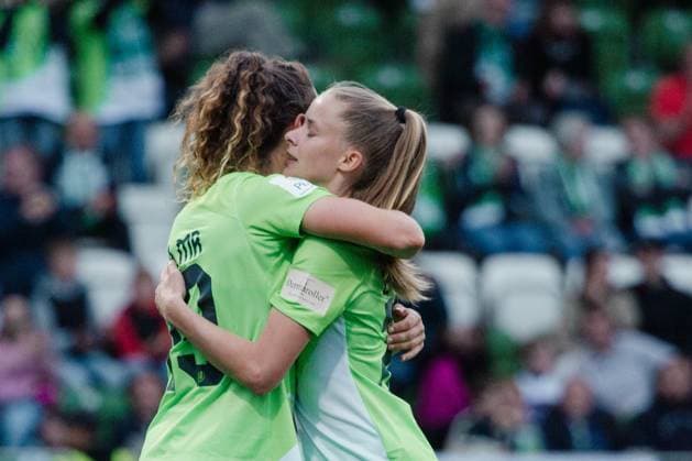 Wolfsburg, Deutschland 03. Mai 2024: 1. BL - Frauen - 2023 2024 - VfL Wolfsburg vs. 1. FC Köln Im Bild: v.li. Fenna Kalma (Wolfsburg) jubelt mit Vivien Endemann (Wolfsburg) nach ihrem Tor zum5:1 DFB regulations prohibit any use of photographs as image sequences and or quasi-video AOK Stadion Niedersachsen Copyright: xFotostandx xNiewelerx