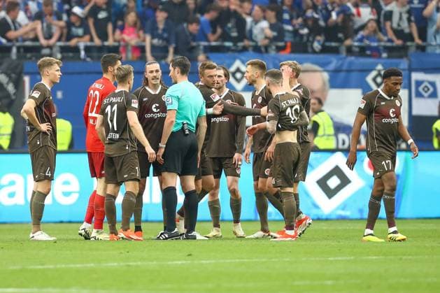 03.05.2024, xtgx, Fussball - 2.Bundesliga, Hamburger SV - FC St.Pauli emspor, v.l. Johannes Eggestein (St Pauli, 11), Jackson Irvine (St Pauli, 7) diskutieren mit Schiedsrichter, Schiri, referee Dr. Matthias Jöllenbeck (DFL DFB REGULATIONS PROHIBIT ANY USE OF PHOTOGRAPHS as IMAGE SEQUENCES and or QUASI-VIDEO) Hamburg