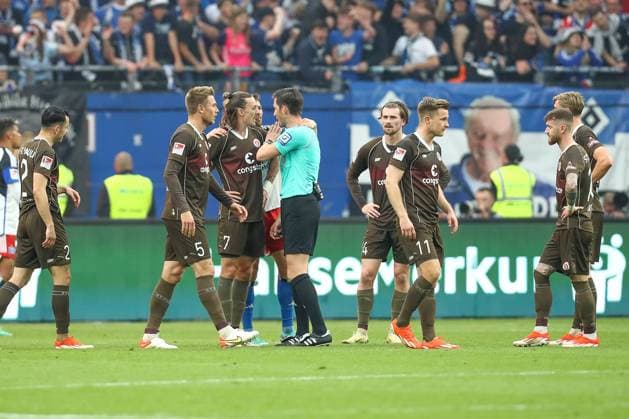 03.05.2024, xtgx, Fussball - 2.Bundesliga, Hamburger SV - FC St.Pauli emspor, v.l. Johannes Eggestein (St Pauli, 11), Jackson Irvine (St Pauli, 7) diskutieren mit Schiedsrichter, Schiri, referee Dr. Matthias Jöllenbeck (DFL DFB REGULATIONS PROHIBIT ANY USE OF PHOTOGRAPHS as IMAGE SEQUENCES and or QUASI-VIDEO) Hamburg