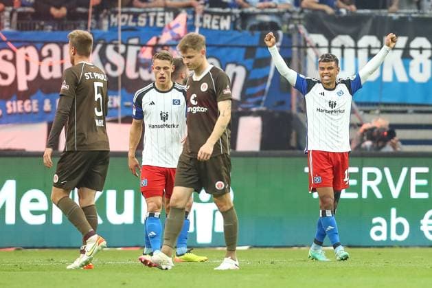 03.05.2024, xtgx, Fussball - 2.Bundesliga, Hamburger SV - FC St.Pauli emspor, v.l. Hauke Wahl (St Pauli, 5), Miro Muheim (HSV, 28), Ransford Yeboah Koenigsdoerffer (HSV, 11) (DFL DFB REGULATIONS PROHIBIT ANY USE OF PHOTOGRAPHS as IMAGE SEQUENCES and or QUASI-VIDEO) Hamburg
