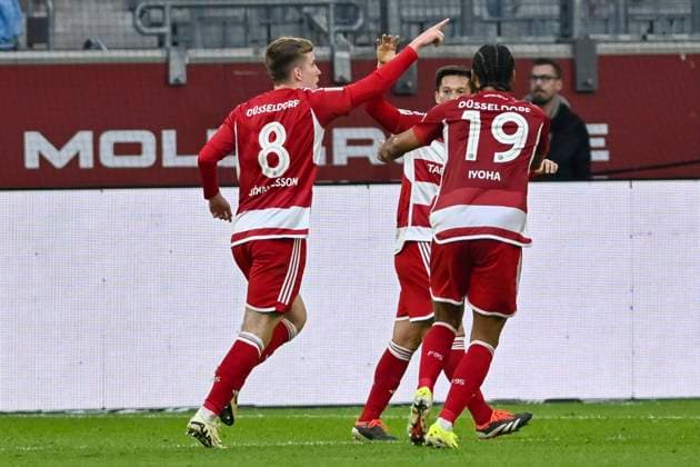 Isak Johannesson ( 8, Fortuna Duesseldorf) jubelt nach dem Tor zum 3:1 mit Shinta Appelkamp ( 23, Fortuna Duesseldorf) Emmanuel Iyoha ( 19, Fortuna Duesseldorf) 03.05.2024 Fussball Fortuna Duesseldorf vs 1. FC Nuernberg , Merkur Spiel-Arena, Duesseldorf, DFB DFL REGULATIONS PROHIBIT ANY USE OF PHOTOGRAPHS AS IMAGE SEQUENCES AND OR QUASI-VIDEO NRW Germany