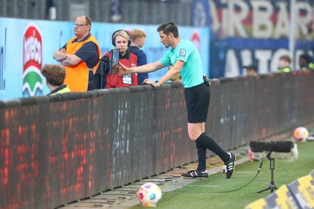 03.05.2024, xtgx, Fussball - 2.Bundesliga, Hamburger SV - FC St.Pauli emspor, v.l. VAR, Koelner Keller Videobeweis, Schiedsrichter, Schiri, referee Dr. Matthias Jöllenbeck (DFL DFB REGULATIONS PROHIBIT ANY USE OF PHOTOGRAPHS as IMAGE SEQUENCES and or QUASI-VIDEO) Hamburg