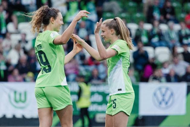 Wolfsburg, Deutschland 03. Mai 2024: 1. BL - Frauen - 2023 2024 - VfL Wolfsburg vs. 1. FC Köln Im Bild: v.li. Fenna Kalma (Wolfsburg) jubelt mit Vivien Endemann (Wolfsburg) nach ihrem Tor zum5:1 DFB regulations prohibit any use of photographs as image sequences and or quasi-video AOK Stadion Niedersachsen Copyright: xFotostandx xNiewelerx