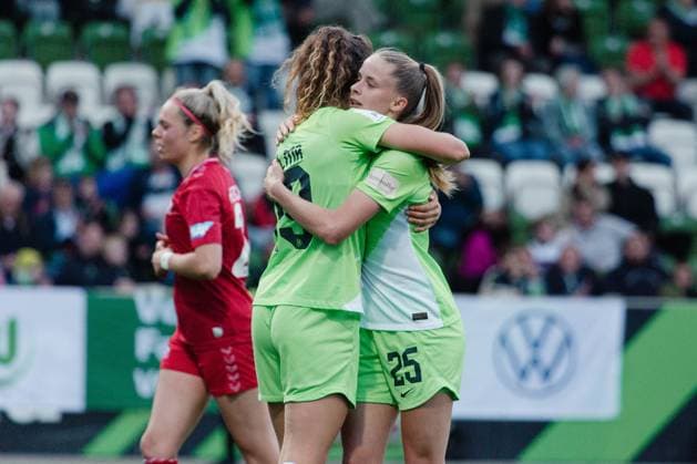 Wolfsburg, Deutschland 03. Mai 2024: 1. BL - Frauen - 2023 2024 - VfL Wolfsburg vs. 1. FC Köln Im Bild: v.li. Fenna Kalma (Wolfsburg) jubelt mit Vivien Endemann (Wolfsburg) nach ihrem Tor zum5:1 DFB regulations prohibit any use of photographs as image sequences and or quasi-video AOK Stadion Niedersachsen Copyright: xFotostandx xNiewelerx