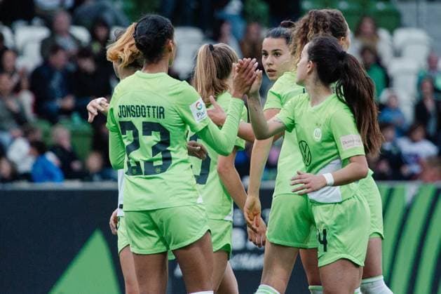 Wolfsburg, Deutschland 03. Mai 2024: 1. BL - Frauen - 2023 2024 - VfL Wolfsburg vs. 1. FC Köln Im Bild: Die Mannschaft von VfL Wolfsburg jubelt mit Vivien Endemann (Wolfsburg) nach ihrem Tor zum5:1 DFB regulations prohibit any use of photographs as image sequences and or quasi-video AOK Stadion Niedersachsen Copyright: xFotostandx xNiewelerx