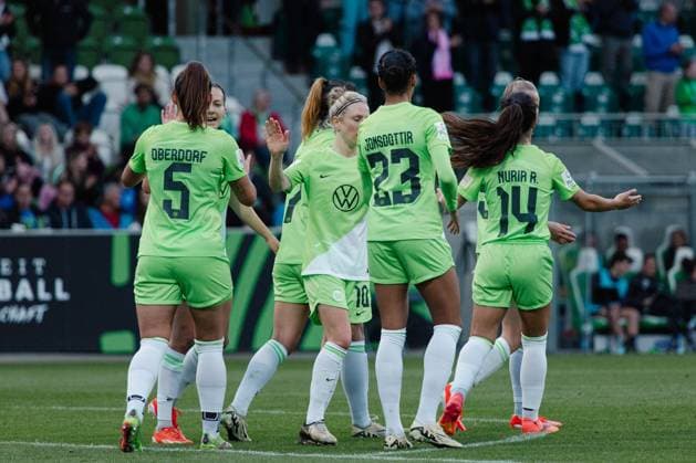 Wolfsburg, Deutschland 03. Mai 2024: 1. BL - Frauen - 2023 2024 - VfL Wolfsburg vs. 1. FC Köln Im Bild: Die Mannschaft von VfL Wolfsburg jubelt mit Vivien Endemann (Wolfsburg) nach ihrem Tor zum5:1 DFB regulations prohibit any use of photographs as image sequences and or quasi-video AOK Stadion Niedersachsen Copyright: xFotostandx xNiewelerx