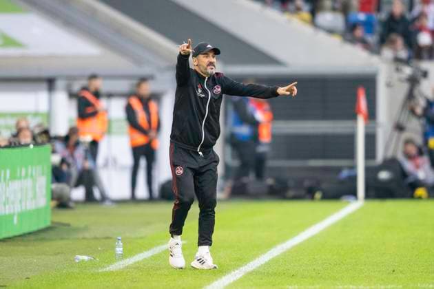 Fussball: 2. Bundesliga, Saison 2023 2024, 32. Spieltag, Fortuna Duesseldorf - 1. FC Nuernberg am 03.05.2024 in der Merkur Spiel-Arena in Duesseldorf. Cristian Fiel (1. FC Nuernberg, Trainer) gibt seiner Mannschaft Anweisungen. Wichtiger Hinweis: Gemaess den Vorgaben der DFL Deutsche Fussball Liga bzw. des DFB Deutscher Fussball-Bund ist es untersagt, in dem Stadion und oder vom Spiel angefertigte Fotoaufnahmen in Form von Sequenzbildern und oder videoaehnlichen Fotostrecken zu verwerten bzw. verwerten zu lassen. Foto: Kirchner-Media TH