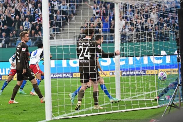 Fußball I Herren I 2023-2024 I 2. Bundesliga I 32. Spieltag I Hamburger SV - FC St. Pauli I 3.5.2024 Der Ball ist drin Hamburg Volksparkstadion Hamburg Deutschland