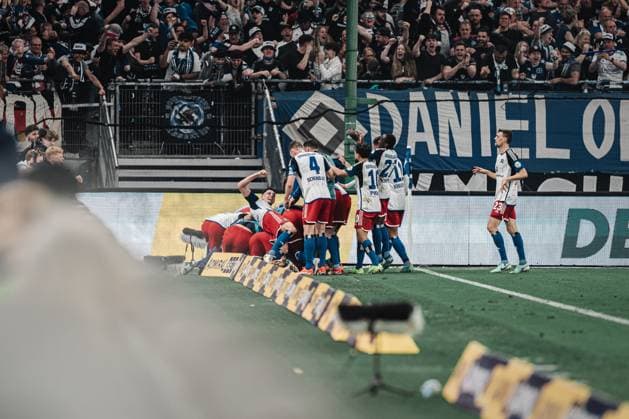 Fußball Männer Saison 2023 2024 2. Fußball-Bundesliga 32. Spieltag Hamburger SV vs. FC St. Pauli 03.05.2024 HSV feiert das Tor von Robert Glatzel ( 9, HSV) Hamburg Volksparkstadion Hamburg Deutschland