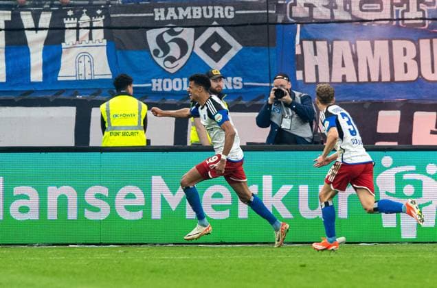 Fussball, Herren, Saison 2023 2024, 2. Bundesliga (32. Spieltag), Hamburger SV - FC St. Pauli, v.l. Robert Glatzel (HSV), Anssi Suhonen (HSV), Jubel nach Tor zum 1:0, 03.05. 2024,