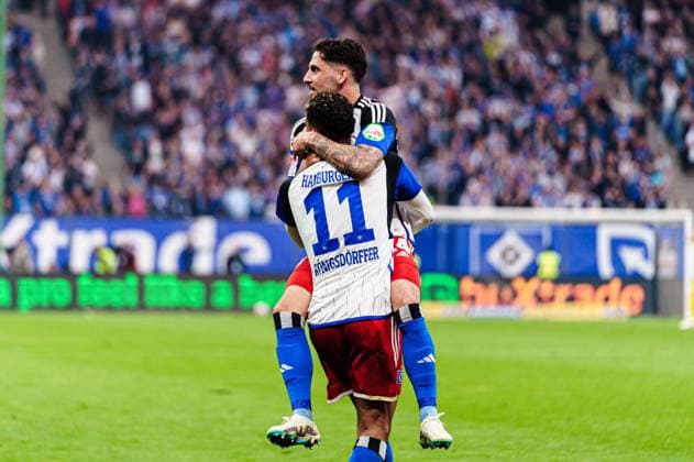 Torjubel Jubel Ransford-Yeboah Koenigsdoerffer (Hamburger SV, 11) und Ludovit Reis (Hamburger SV, 14) nach Tor zum 1:0 Ransford-Yeboah Koenigsdoerffer (Hamburger SV, 11), wegen Foul aberkannt, VAR Entscheidung, Videoschiedsrichter, Videobeweis GER, Hamburger SV vs. FC St. Pauli, Fussball, 2. Bundesliga, Spieltag 32, Saison 2023 2024, 03.05.2024 DFL REGULATIONS PROHIBIT ANY USE OF PHOTOGRAPHS AS IMAGE SEQUENCES AND OR QUASI-VIDEO GER, Hamburger SV vs. FC St. Pauli, Fussball, 2. Bundesliga, Spieltag 32, Saison 2023 2024, 03.05.2024 Hamburg
