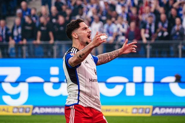 Ludovit Reis (Hamburger SV, 14) feuert Fans an GER, Hamburger SV vs. FC St. Pauli, Fussball, 2. Bundesliga, Spieltag 32, Saison 2023 2024, 03.05.2024 DFL REGULATIONS PROHIBIT ANY USE OF PHOTOGRAPHS AS IMAGE SEQUENCES AND OR QUASI-VIDEO GER, Hamburger SV vs. FC St. Pauli, Fussball, 2. Bundesliga, Spieltag 32, Saison 2023 2024, 03.05.2024 Hamburg