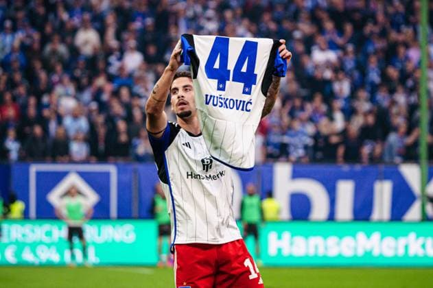 Ludovit Reis (Hamburger SV, 14) haelt Trikot von Mario Vuskovic (Hamburger SV, 44) hoch GER, Hamburger SV vs. FC St. Pauli, Fussball, 2. Bundesliga, Spieltag 32, Saison 2023 2024, 03.05.2024 DFL REGULATIONS PROHIBIT ANY USE OF PHOTOGRAPHS AS IMAGE SEQUENCES AND OR QUASI-VIDEO GER, Hamburger SV vs. FC St. Pauli, Fussball, 2. Bundesliga, Spieltag 32, Saison 2023 2024, 03.05.2024 Hamburg