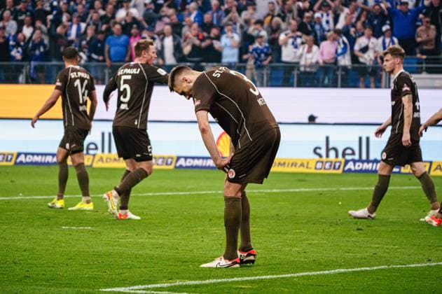 Enttaeuschung FC St. Pauli nach Tor zum 1:0 Robert Glatzel (Hamburger SV, 09) GER, Hamburger SV vs. FC St. Pauli, Fussball, 2. Bundesliga, Spieltag 32, Saison 2023 2024, 03.05.2024 DFL REGULATIONS PROHIBIT ANY USE OF PHOTOGRAPHS AS IMAGE SEQUENCES AND OR QUASI-VIDEO GER, Hamburger SV vs. FC St. Pauli, Fussball, 2. Bundesliga, Spieltag 32, Saison 2023 2024, 03.05.2024 Hamburg