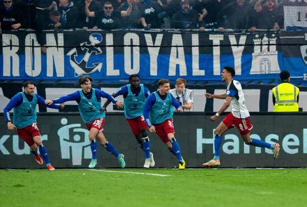 Fussball, Herren, Saison 2023 2024, 2. Bundesliga (32. Spieltag), Hamburger SV - FC St. Pauli, v.l. Robert Glatzel (HSV), Anssi Suhonen (HSV), Jubel nach Tor zum 1:0, 03.05. 2024,