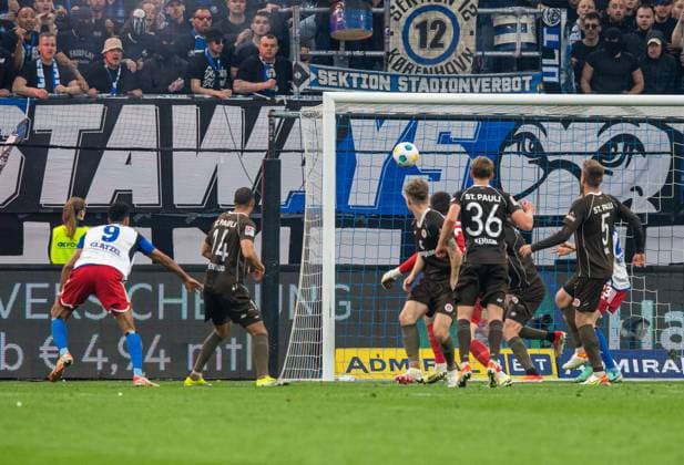 Fussball, Herren, Saison 2023 2024, 2. Bundesliga (32. Spieltag), Hamburger SV - FC St. Pauli, v.l. Robert Glatzel (HSV) erzielt das Tor zum 1:0 gegen Etienne Amenyido (FC St. Pauli), Torhüter Nikola Vasilj (FC St. Pauli), David Nemeth (FC St. Pauli), Aljoscha Kemlein (FC St. Pauli) und Jackson Irvine (FC St. Pauli), 03.05. 2024,
