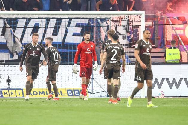 03.05.2024, xtgx, Fussball - 2.Bundesliga, Hamburger SV - FC St.Pauli emspor, v.l. St.Pauli enttaeuscht, schaut enttaeuscht, niedergeschlagen, disappointed (DFL DFB REGULATIONS PROHIBIT ANY USE OF PHOTOGRAPHS as IMAGE SEQUENCES and or QUASI-VIDEO) Hamburg