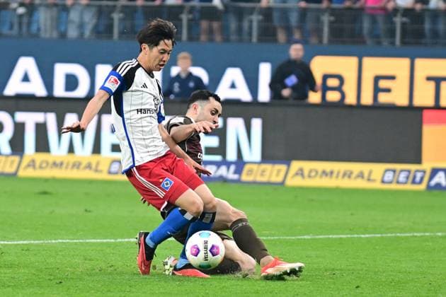 Fußball I Herren I 2023-2024 I 2. Bundesliga I 32. Spieltag I Hamburger SV - FC St. Pauli I 3.5.2024 Elfmeter? Manolis Saliakas (2, FC St. Pauli) legt Masaya Okugawa (17, Hamburger SV) im Strafraum Hamburg Volksparkstadion Hamburg Deutschland