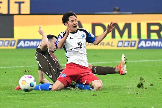 Fußball I Herren I 2023-2024 I 2. Bundesliga I 32. Spieltag I Hamburger SV - FC St. Pauli I 3.5.2024 Elfmeter? Manolis Saliakas (2, FC St. Pauli) legt Masaya Okugawa (17, Hamburger SV) im Strafraum Hamburg Volksparkstadion Hamburg Deutschland