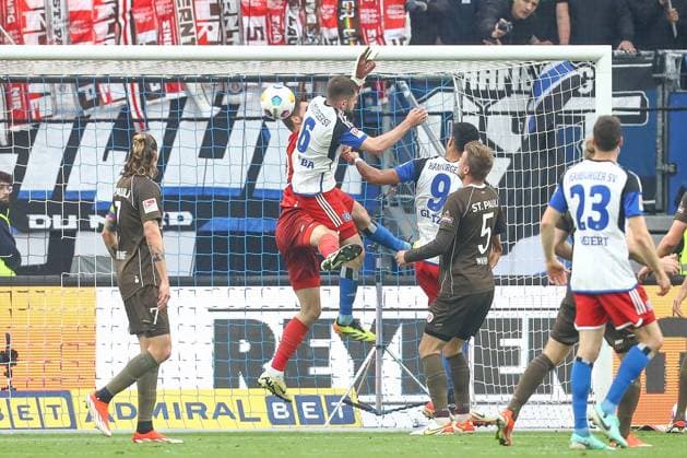 03.05.2024, xtgx, Fussball - 2.Bundesliga, Hamburger SV - FC St.Pauli emspor, v.l. Das Tor von Lukasz Poreba (Hamburg, 6) wird aberkannt (DFL DFB REGULATIONS PROHIBIT ANY USE OF PHOTOGRAPHS as IMAGE SEQUENCES and or QUASI-VIDEO) Hamburg
