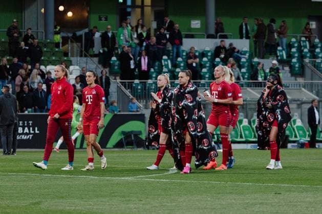 Wolfsburg, Deutschland 03. Mai 2024: 1. BL - Frauen - 2023 2024 - VfL Wolfsburg vs. 1. FC Köln Im Bild: Die Mannschaft des 1. FC Koeln bedankt sich bei ihren Fans DFB regulations prohibit any use of photographs as image sequences and or quasi-video AOK Stadion Niedersachsen Copyright: xFotostandx xNiewelerx