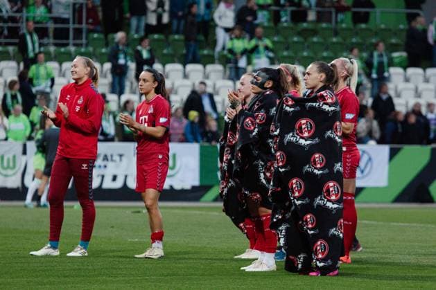 Wolfsburg, Deutschland 03. Mai 2024: 1. BL - Frauen - 2023 2024 - VfL Wolfsburg vs. 1. FC Köln Im Bild: Die Mannschaft des 1. FC Koeln bedankt sich bei ihren Fans DFB regulations prohibit any use of photographs as image sequences and or quasi-video AOK Stadion Niedersachsen Copyright: xFotostandx xNiewelerx